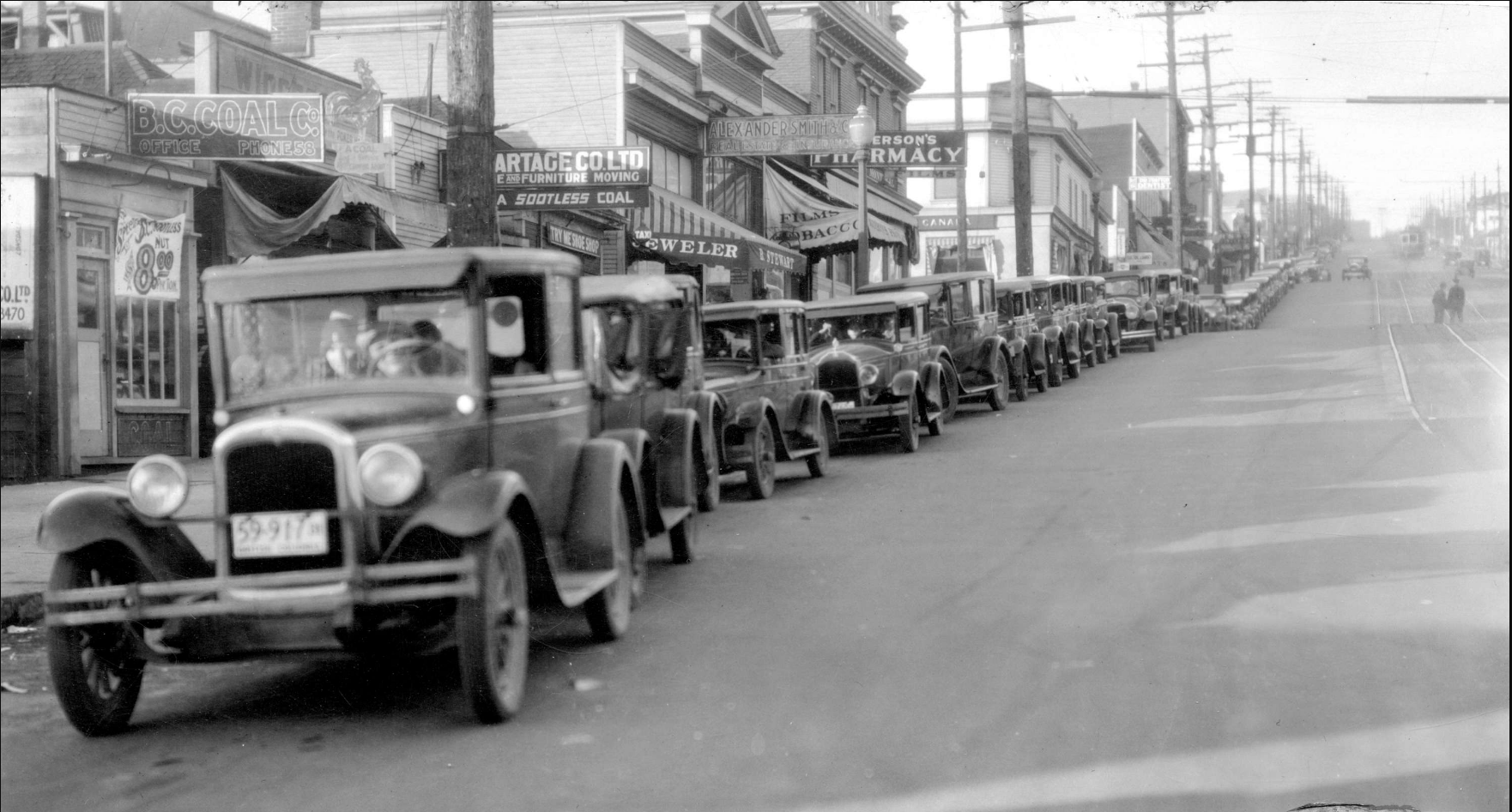 Ferry Line-up on Lonsdale Avenue i 1931. Photo courtesy Vancouver Archives Br P75.2