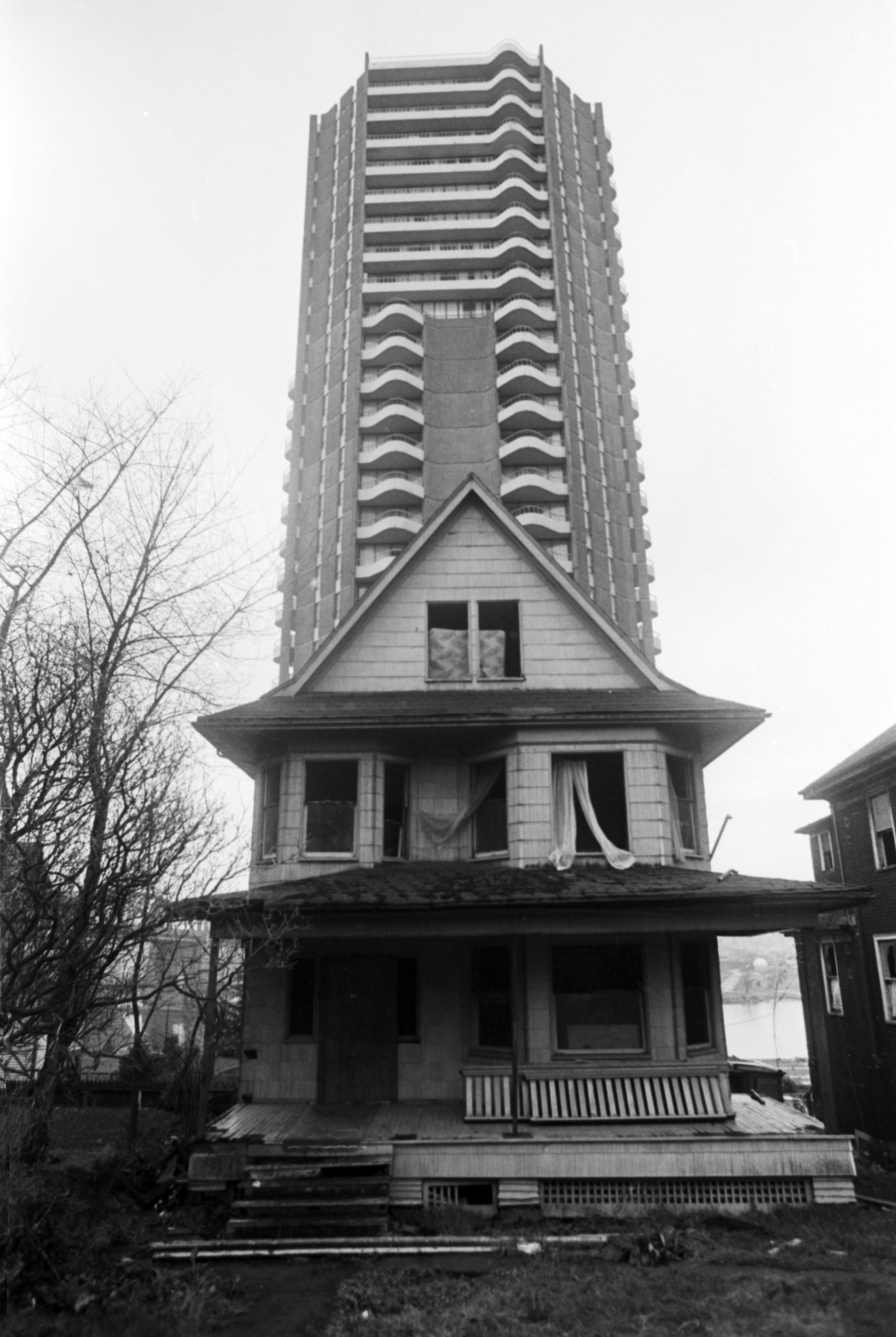 An old home on Pacific Street near Thurlow with high-rise apartment building behind. December 28, 1979. George Diack/Vancouver Sun (79-2149)